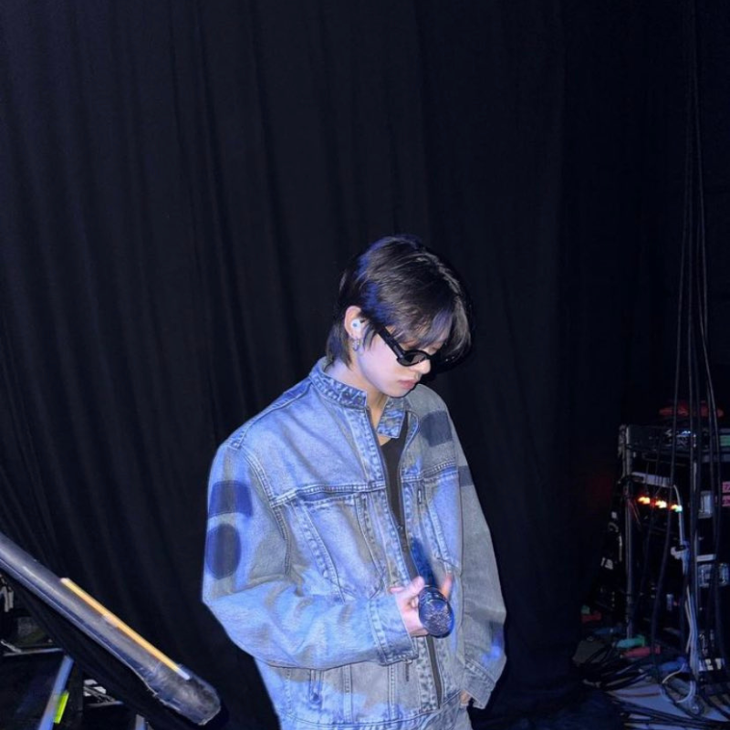 Blue-Patch-Marks-Denim-Jacket-Yeonjun-TXT-Idol-2 Blue Patch Marks Denim Jacket | Yeonjun – TXT - Image 1