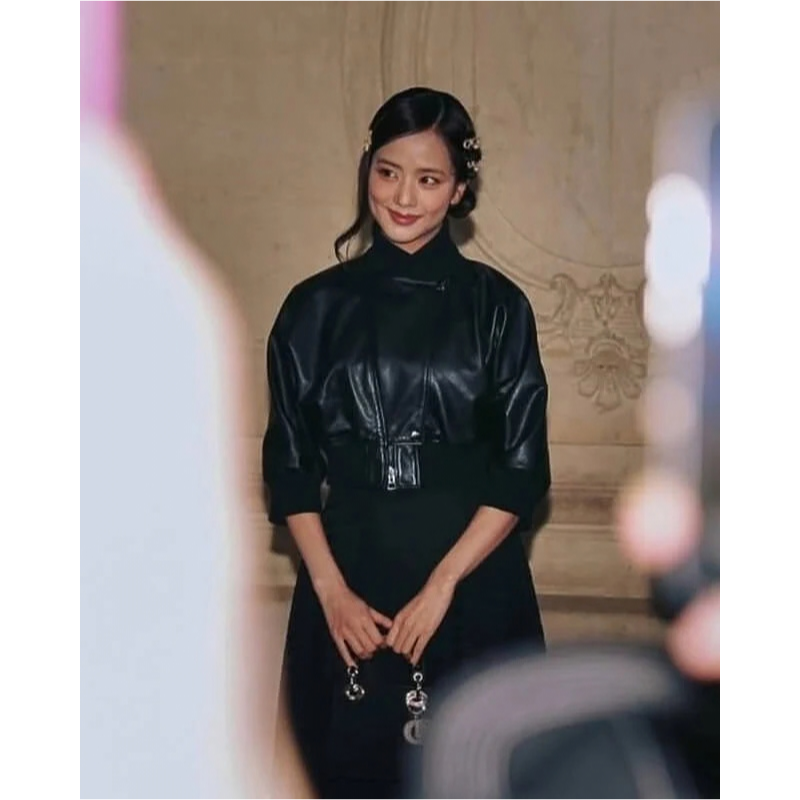 Blackpink-Jisoo-Black-Leather-Jacket front Blackpink Jisoo Cropped Black Leather Jacket - Image 1