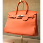 Loot S01 Maya Rudolph Orange Bag