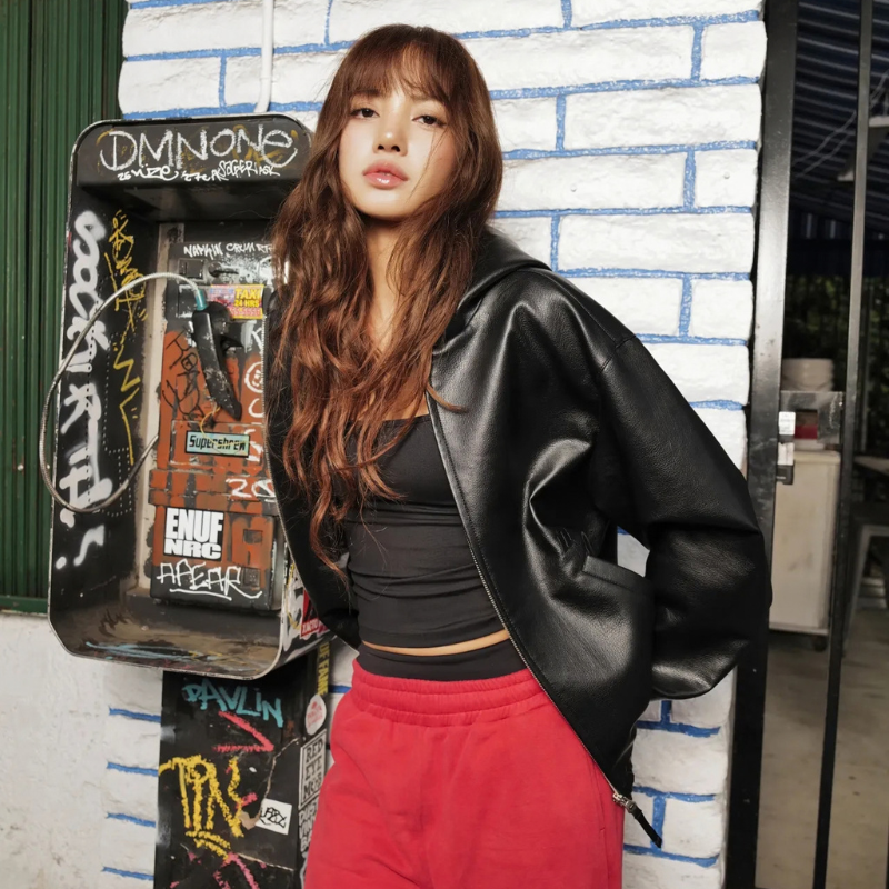 lisa-blackpink-black-leather-cropped-jacket Lisa Blackpink Black Leather Cropped Jacket - Image 1